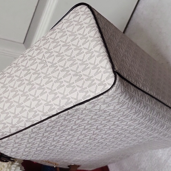 Michael Kors Large Jet Set Tote - Picture 5 of 7